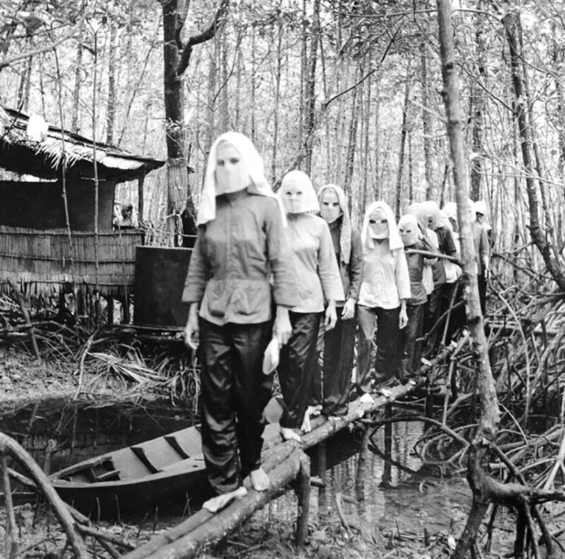 Вьетнамские партизаны в масках скрывающих их друг от друга. 1965 - 1975 гг