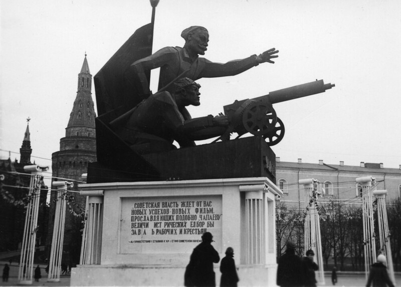 Рекламный монумент для продвижения фильма Чапаев 1935 год
