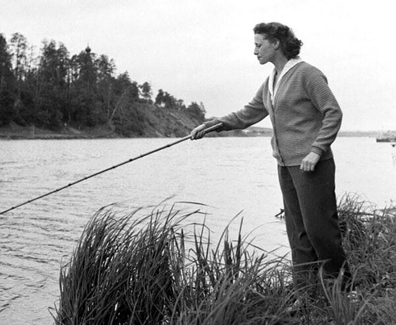 Балерина Майя Плисецкая ловит рыбу на берегу Москвы-реки. 1956 год