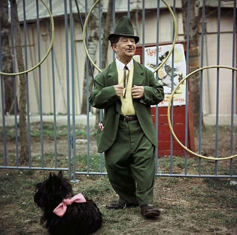 Карандаш и собака Клякса, бывшая частью его сценического образа.