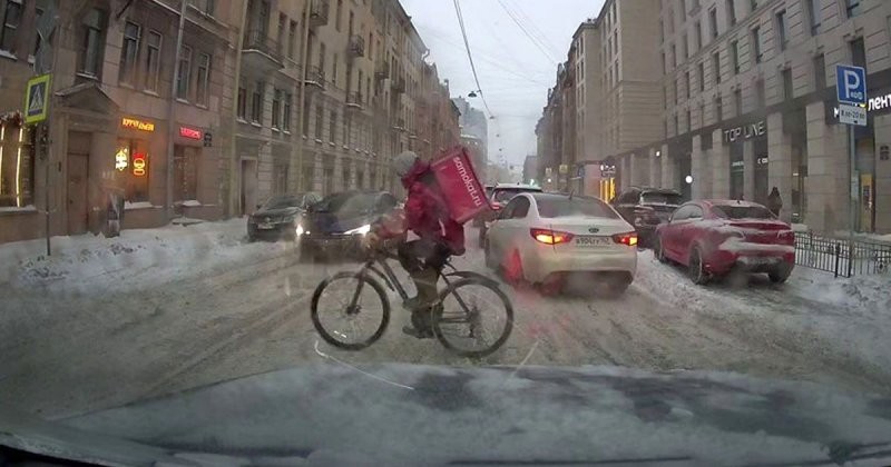 Опасная доставка: велокурьер столкнулся с такси
