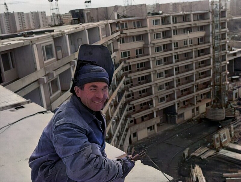 Строительство мкр. Северное Чертаново. ​Алинжан Сафин сваривает плиты перекрытия 9-го этажа, 1976 год.