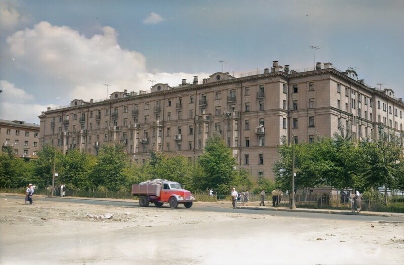 Велозаводская, 9  Район: Даниловский  Дом построен силами пленных немцев и введён в эксплуатацию в 1951 г.