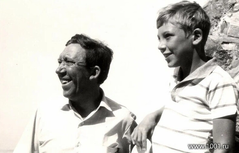 Юрий Владимирович с сыном Максимом в Крыму, конец 60-х годов