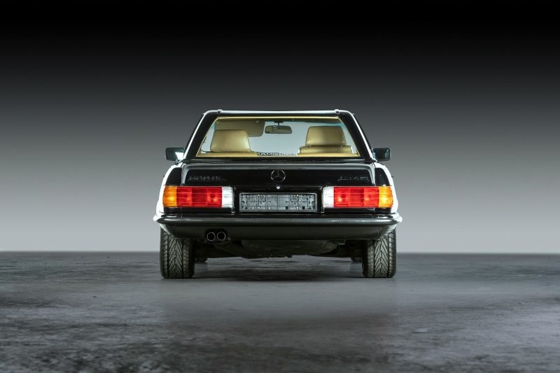 Один из самых редких Mercedes-Benz 500 SL AMG 5.0 1982 года с механической коробкой передач