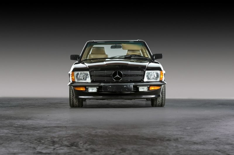 Один из самых редких Mercedes-Benz 500 SL AMG 5.0 1982 года с механической коробкой передач