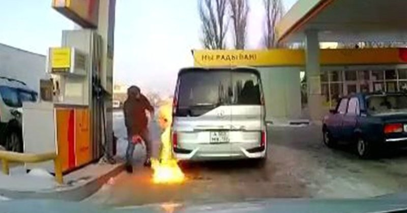 Автомобиль загорелся на заправочной станции в Воронеже