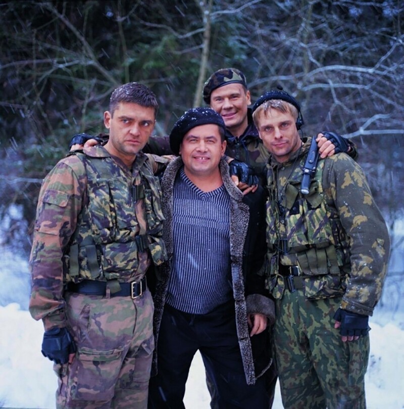 Давай за... Николай Росторгуев с актерами сериала «Спецназ», 2002 год