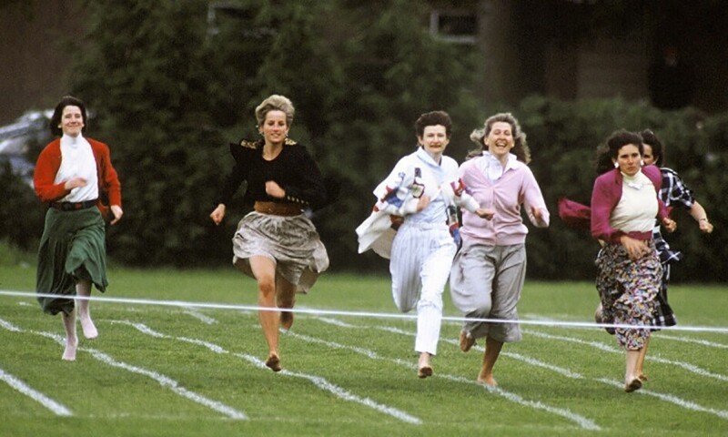 Принцесса Диана участвует в школьной гонке матерей. Тем самым, мама принца Гарри нарушила королевский протокол. 1991 год