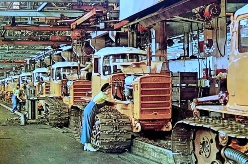 "Болотоходные тракторы ДТ-75Б* на левом конвейере сборочного цеха №1 ВгТЗ" 1970-е