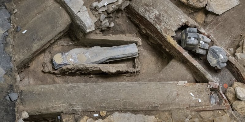 В Нотр-Дам-де-Пари нашли саркофаг - в нём была мумия с распиленным черепом