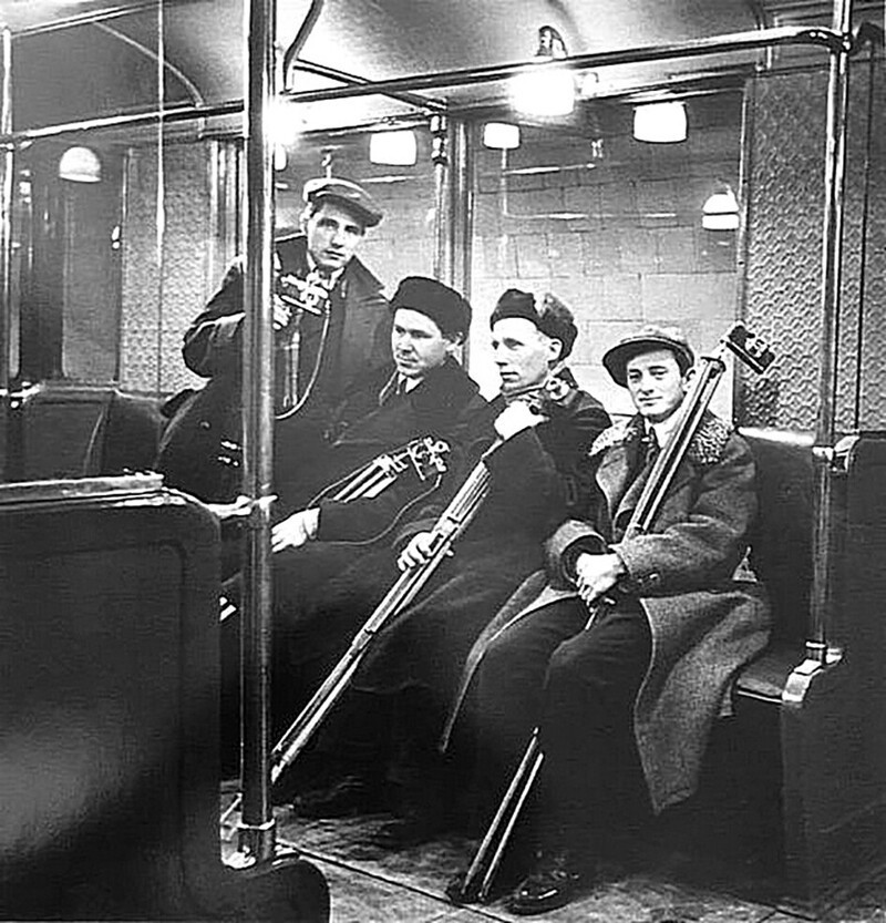 Фотожурналисты в первом пробном поезде Московского метрополитена. 15 февраля 1935 года. Москва