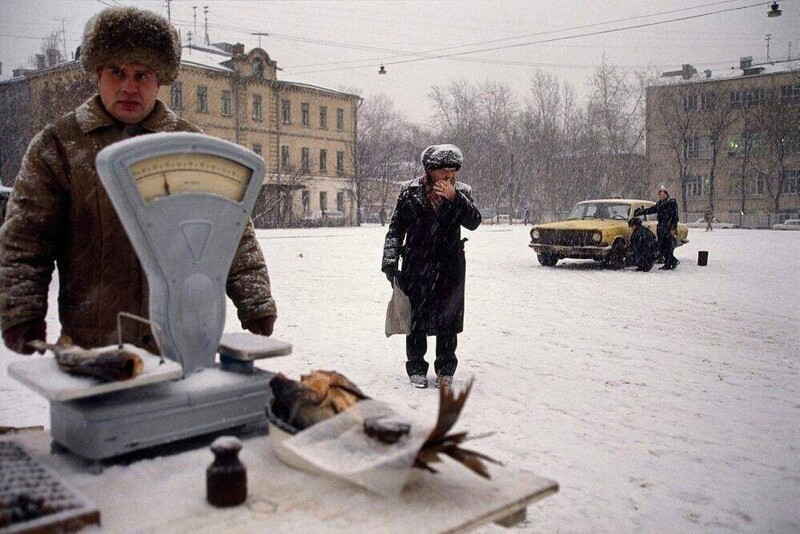 Уличный торговец торгует рыбой на Красной Пресне. Москва, 1992 год