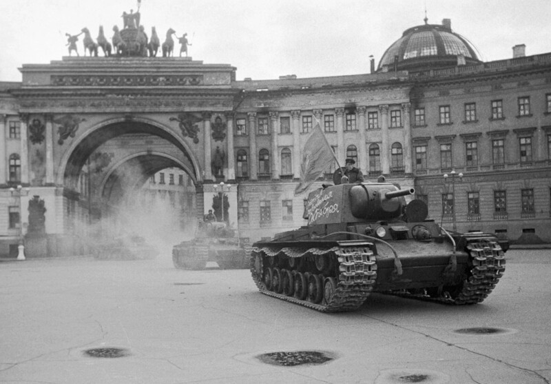 Колонна советских тяжёлых танков КВ-1 выезжает из арки Главного штаба на площадь Урицкого (ныне Дворцовая)