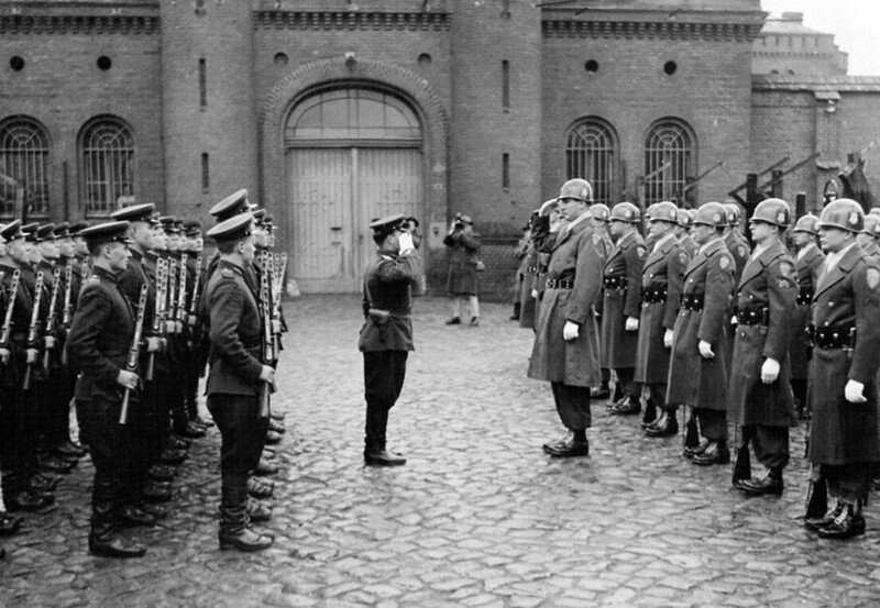 Смена советского караула на американский в тюрьме для военных преступников Шпандау, Западный Берлин, 1950 год