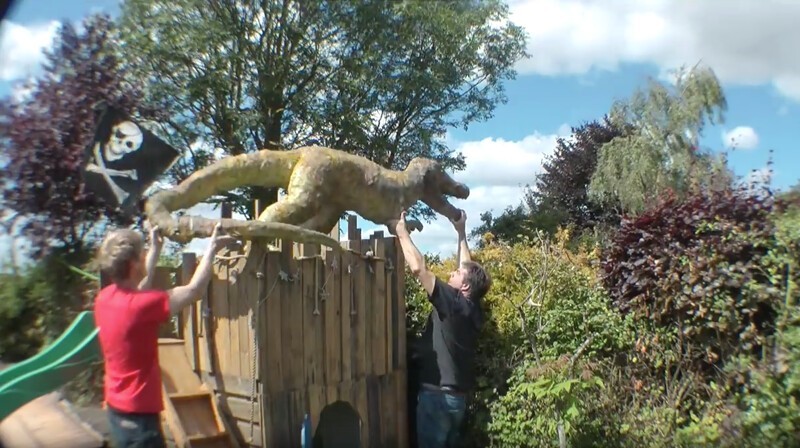 Динозавр был главным украшением двора. Также он призван вселять ужас в любых злоумышленников