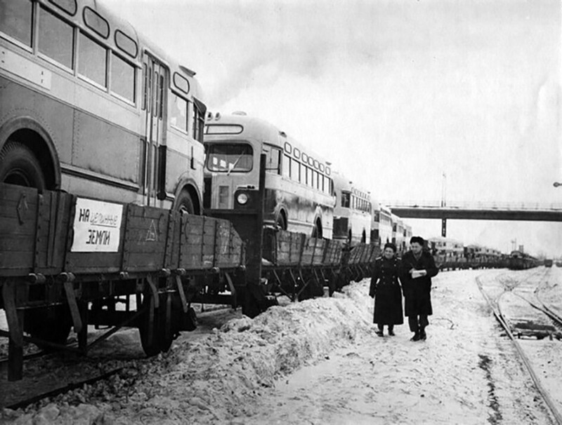 Отправка автобусов ЗИС–155 на целинные земли, 1950–е годы, СССР
