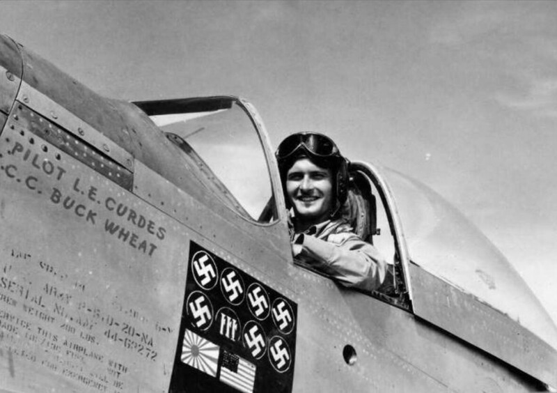 Американский пилот Второй Мировой войны Луис Кёрдс подбил десять самолётов, о чём говорят нанесённые на борт его «Мустанга» Р-51 знаки