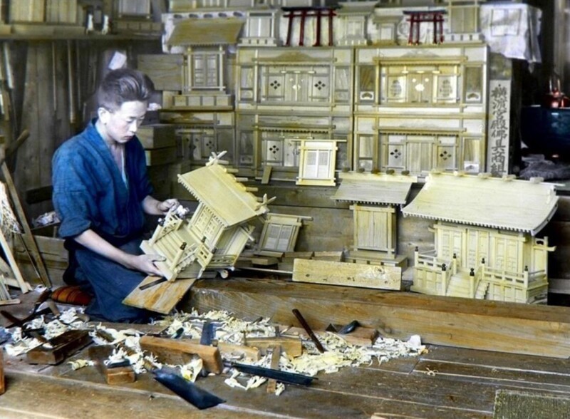 Мастер по изготовлению миниатюрных макетов домов за работой. Япония. 1889 год