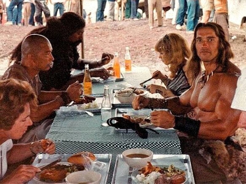 Арни и актёры съёмочной группы за обедом на съёмках "Конан-разрушитель". 1984 год