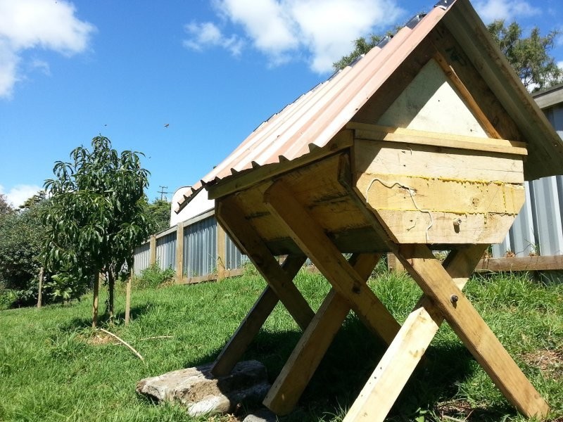 У улея есть отверстия на дне для пчел и защитная крыша от осадков