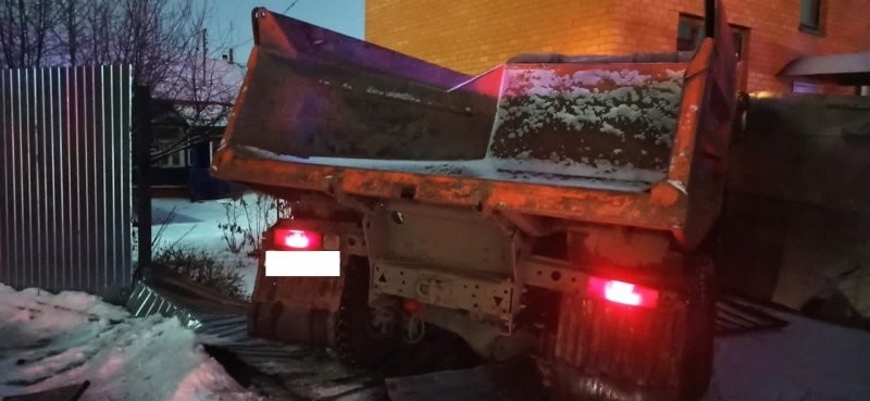 Авария дня. В Оренбурге пьяный водитель «КамАЗа» погубил молодую девушку