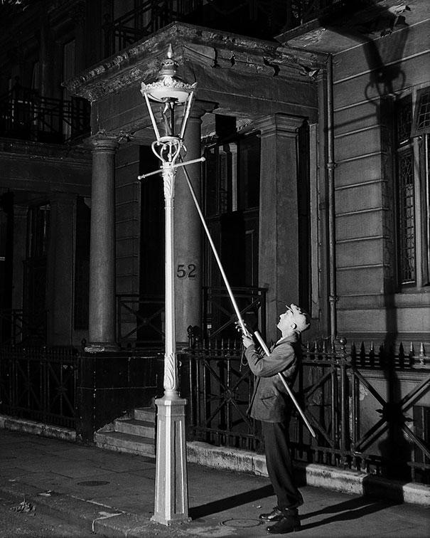 6. Фонарщики использовали длинные шесты, чтобы зажигать, гасить и заправлять уличные фонари, пока не появились электрические лампы.