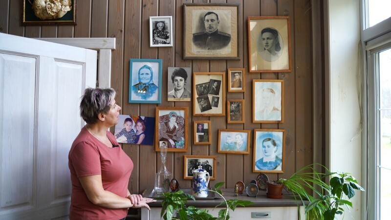 Белоруска вернулась из США, построила дом на Нарочи и перевезла две столетние хаты