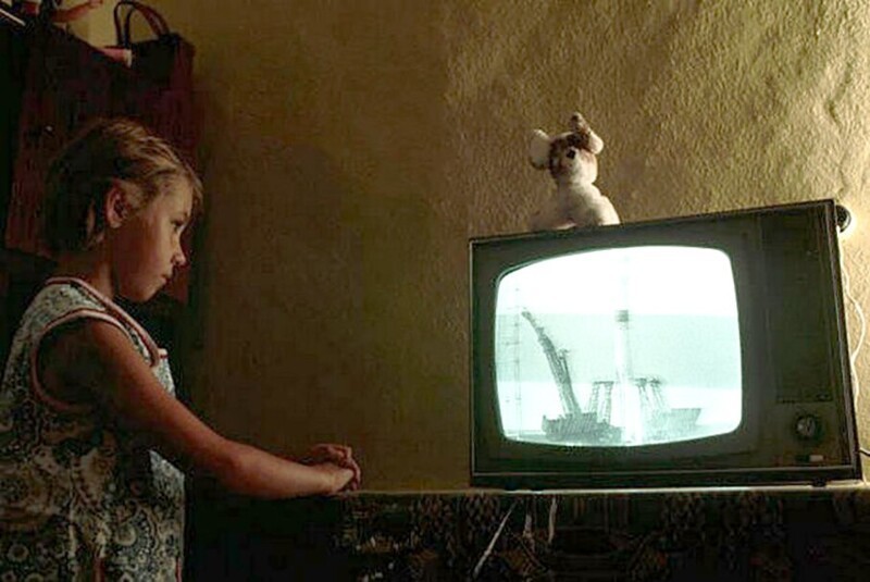 Девочка смотрит по ТВ запуск космического корабля "Союз-19" в 1975 году