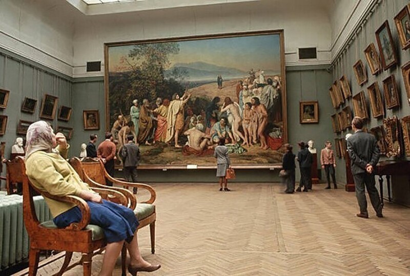 Посетители Третьяковской галереи перед картиной Александра Иванова "Явление Христа народу"