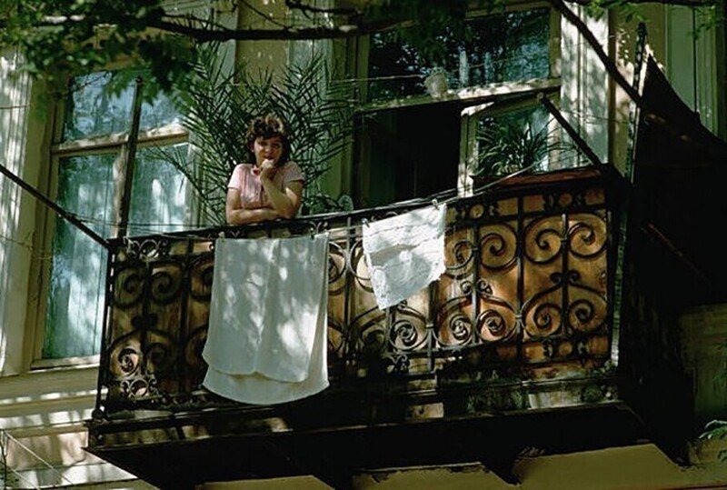 Женщина на балконе