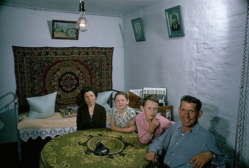 Лесоруб со своей семьёй дома
