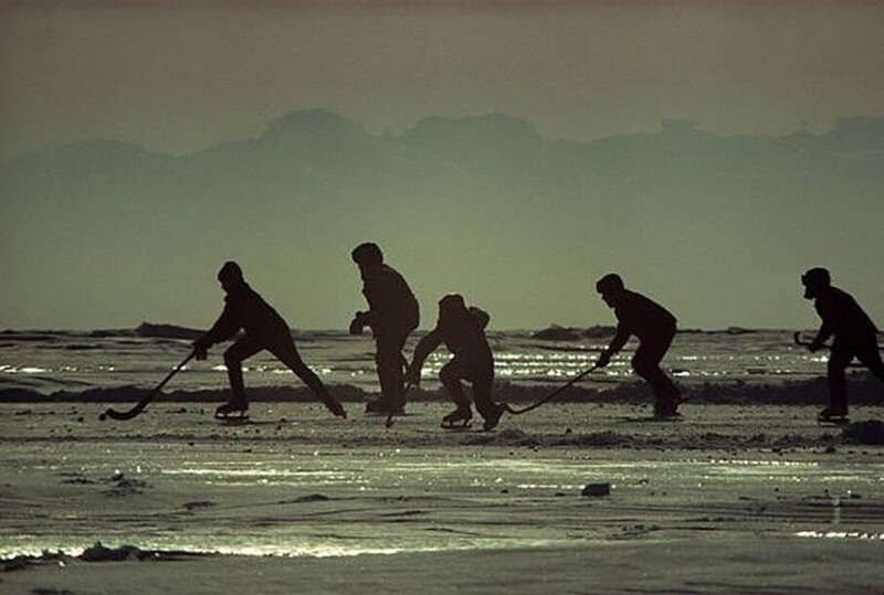 Мальчишки играют в хоккей на замерзшем Байкале