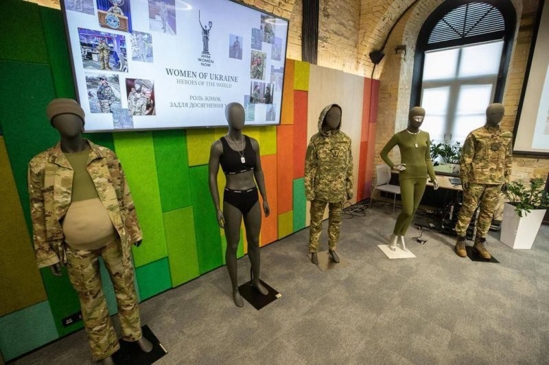 В Киеве представили военную форму для беременных женщин