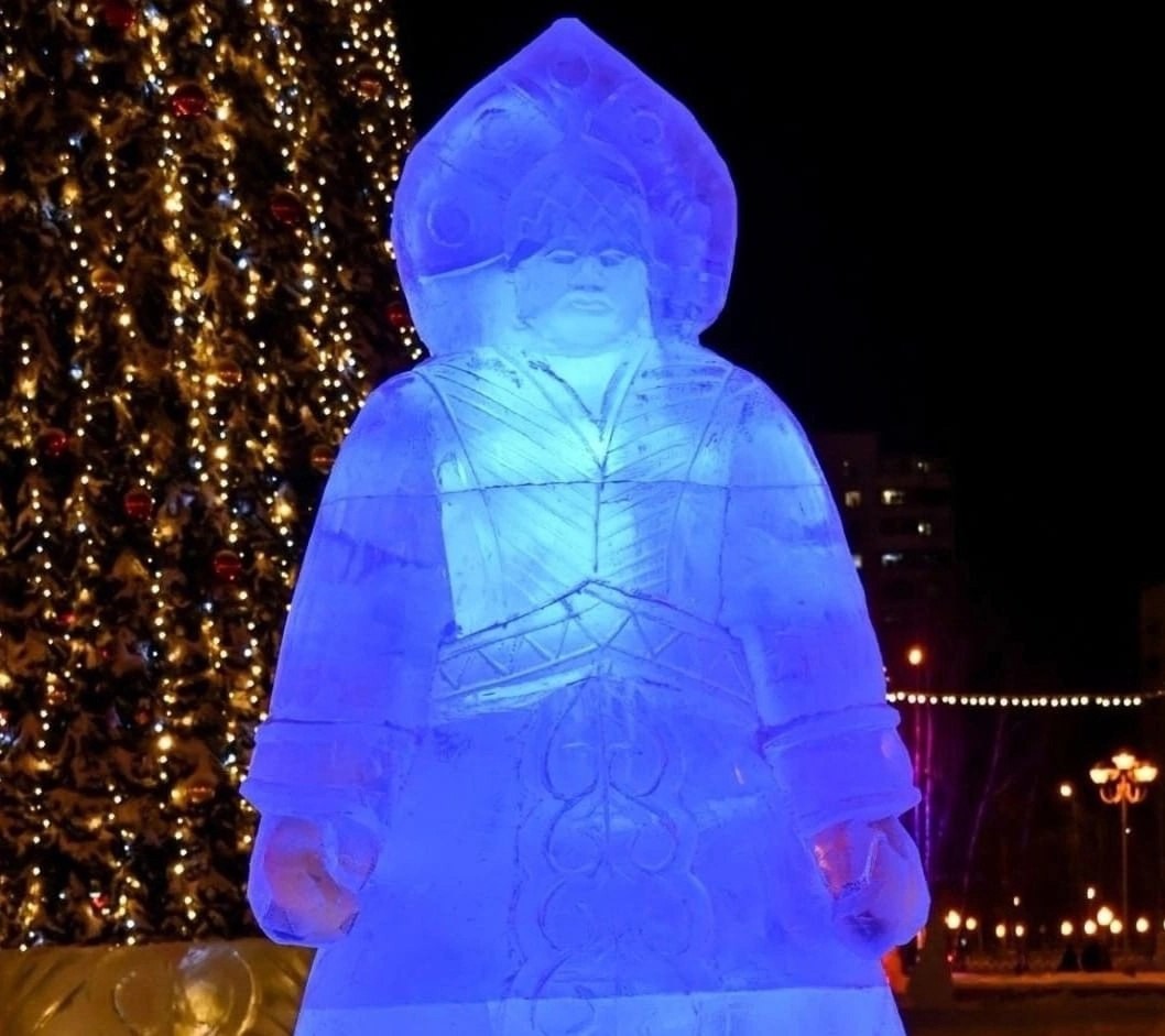 За Снегурочку ответишь: в Нижневартовске установили суровые новогодние скульптуры