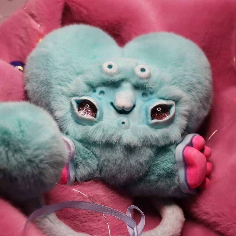 Самоучка мастерит игрушки в виде милых инопланетных существ