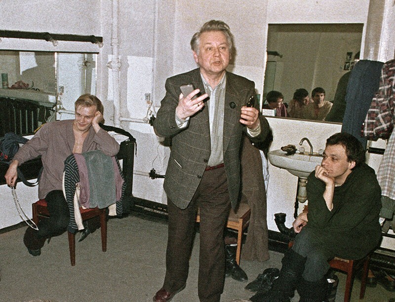 Олег Табаков беседует с актерами после спектакля, 1988 год