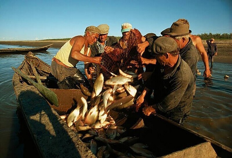 Рыбаки на Иртыше вблизи Ханты-Мансийска. Летом живут на барже