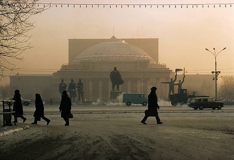 Статуя Ленина охраняет Новосибирский театр.