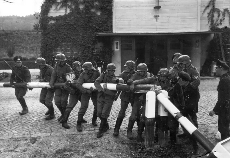 Немецкие солдаты ломают польский приграничный шлагбаум. 1939 год