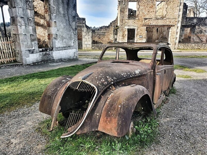 Машина доктора городка Орадур-сюр-Глан. Он бросил ее 10 июня 1944 года - прямо на этом месте его остановили солдаты СС.