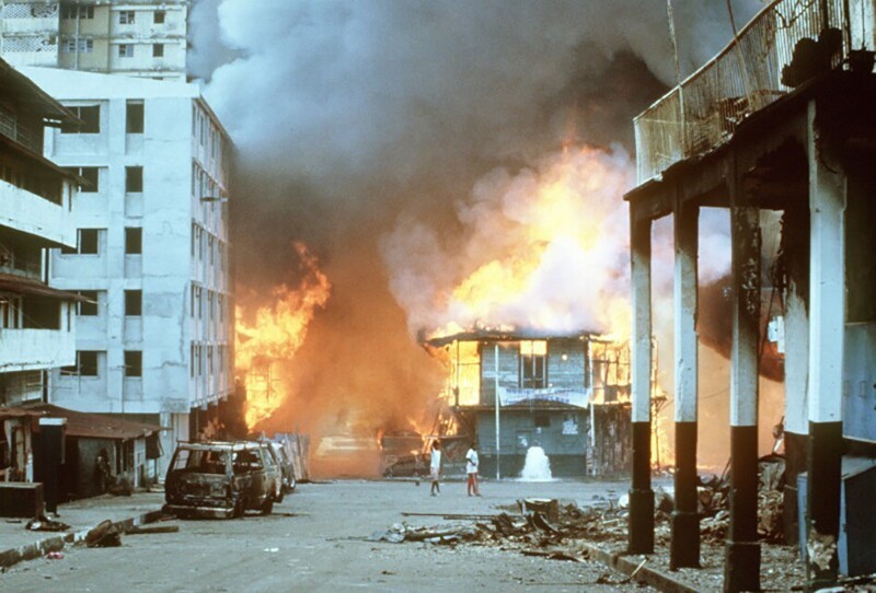 Горящие здания во время вторжения США в Панаму. Операция «Правое дело», 21 декабря 1989 год