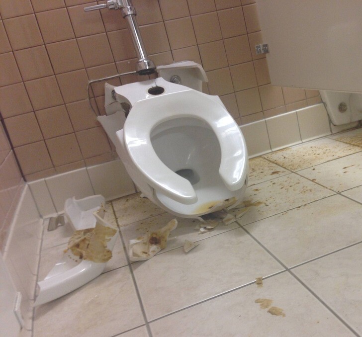 "В нашем офисном туалете с кем-то случилась неприятность"