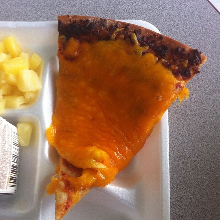 "В нашей школьной столовой сменился повар, и теперь пицца выглядит так"