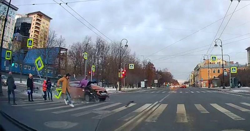 Авария дня. В Петербурге автомобиль вылетел на тротуар и сбил двух женщин