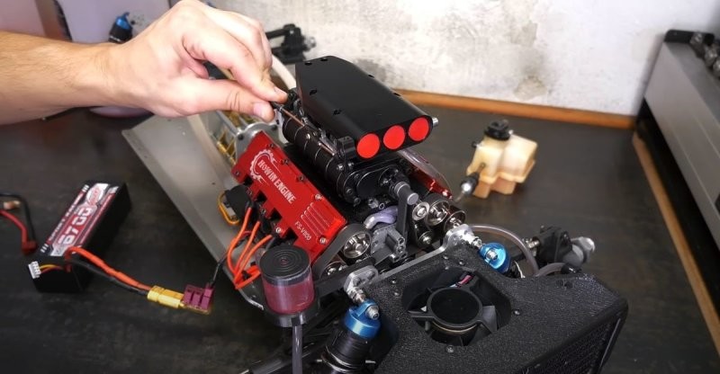 Крошечный V8 с небольшим механическим нагнетателем работает и звучит как настоящий