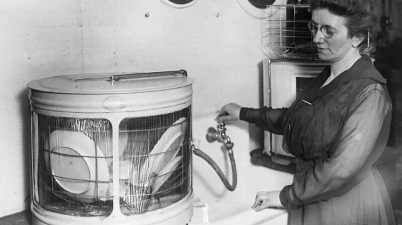 Изобретательница посудомоечной машины Жозефина Гарис Кокрейн со своим изобретением, США, 1892 год.