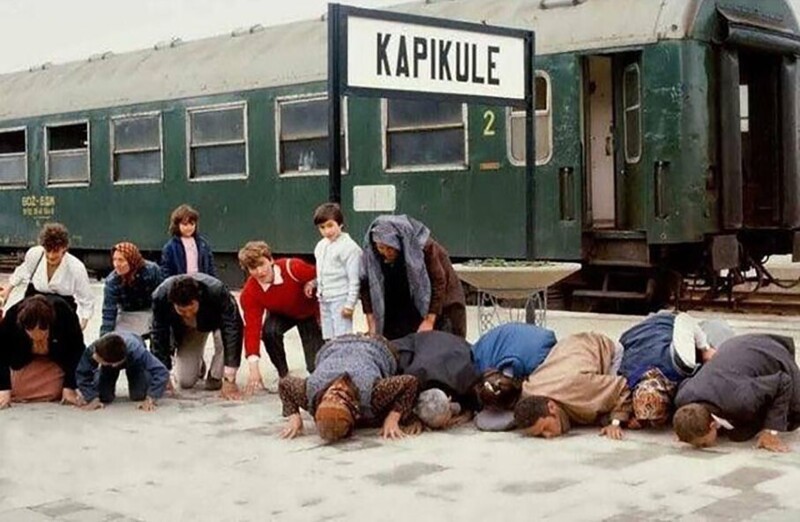 Турки, сбежавшие из комунистической Болгарии, целуют турецкую землю по прибытии на родину, 1989 год