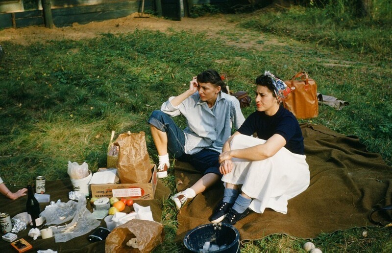 Жена Мартина Манхоффа Jan с подругой на пикнике на даче посольства США в Тарасовке, 1952 год