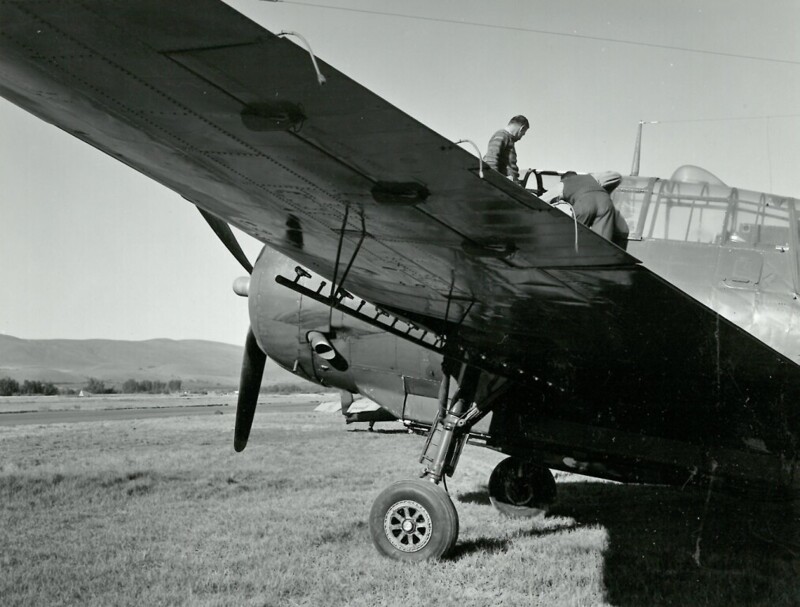 Штанга опрыскивателя на опрыскивающем самолете TBM, использованном в проекте по борьбе с еловой листоверткой в 1962 году в Вашингтоне. Джон Ф. Уир (слева) и Ч. Р. Финк на крыле.